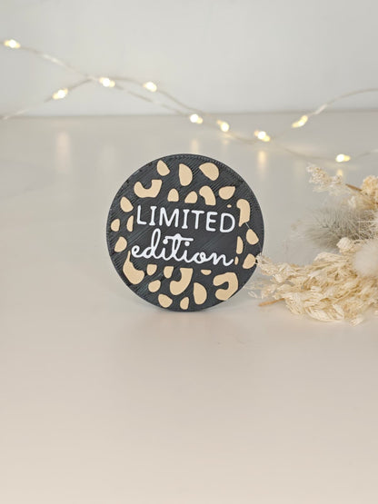 Leo Magnet auf Dekoplatte – stilvoller Magnet mit Statement