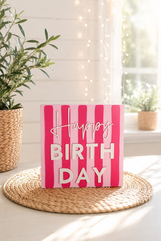 Freche Streifen Deko-Aufsteller mit Spruch „Happy Birthday“ von CozyLabs Design