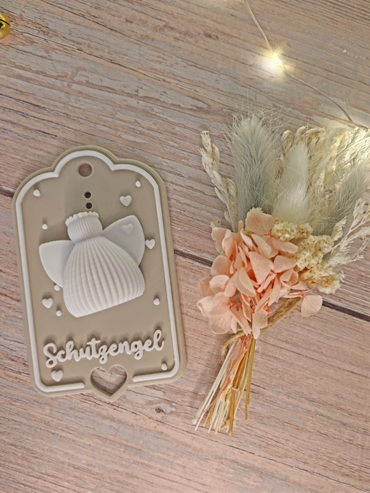 Paulinchen Schutzengel-Magnet – Süßer Glücksbringer mit Brettchen oder Karte | Liebevolles Geschenk & Schutzengel