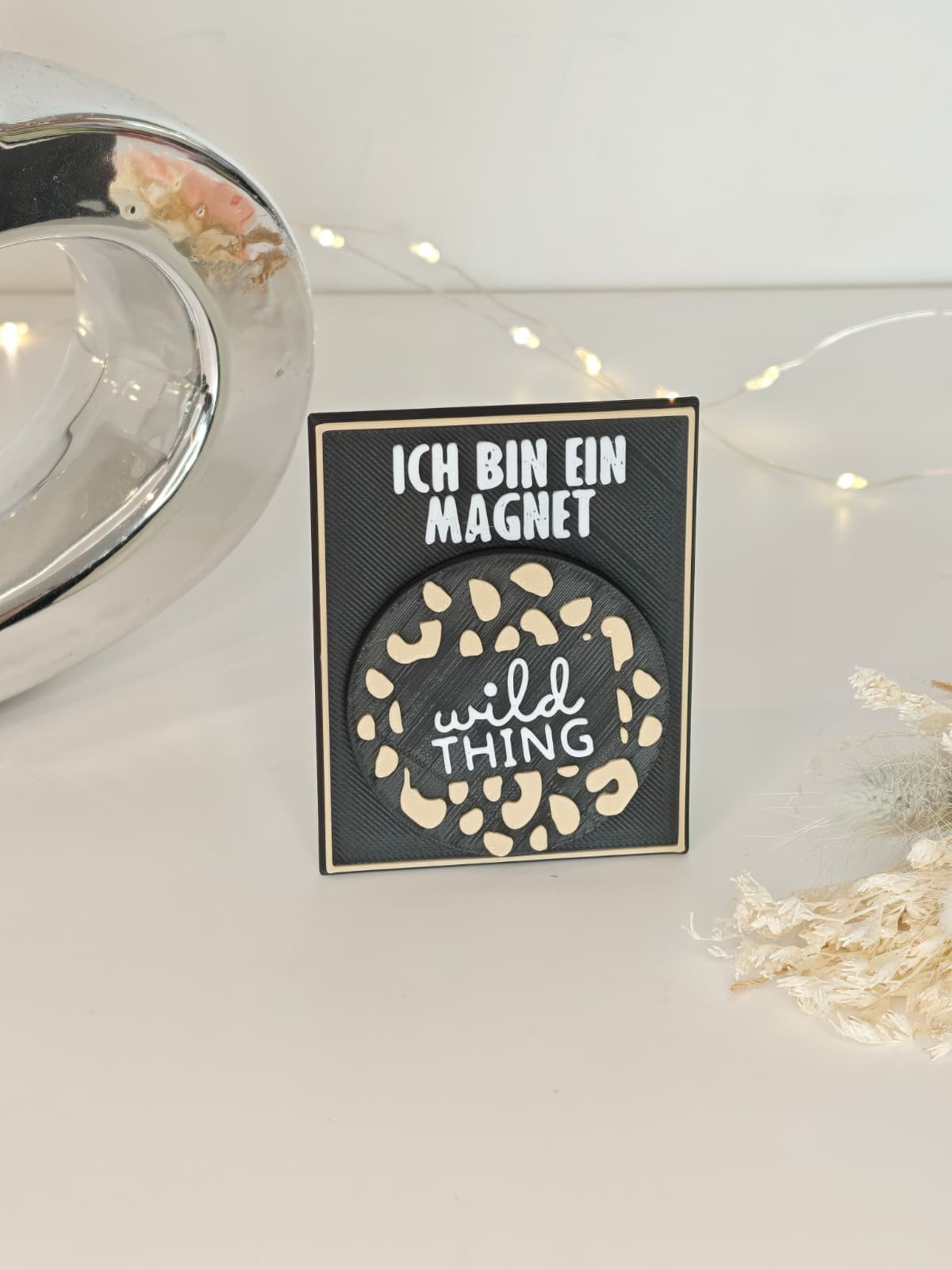 Leo Magnet auf Dekoplatte – stilvoller Magnet mit Statement