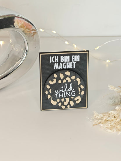 Leo Magnet auf Dekoplatte – stilvoller Magnet mit Statement