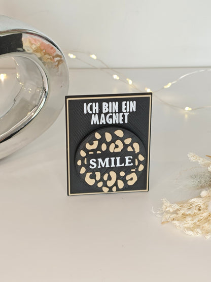 Leo Magnet auf Dekoplatte – stilvoller Magnet mit Statement