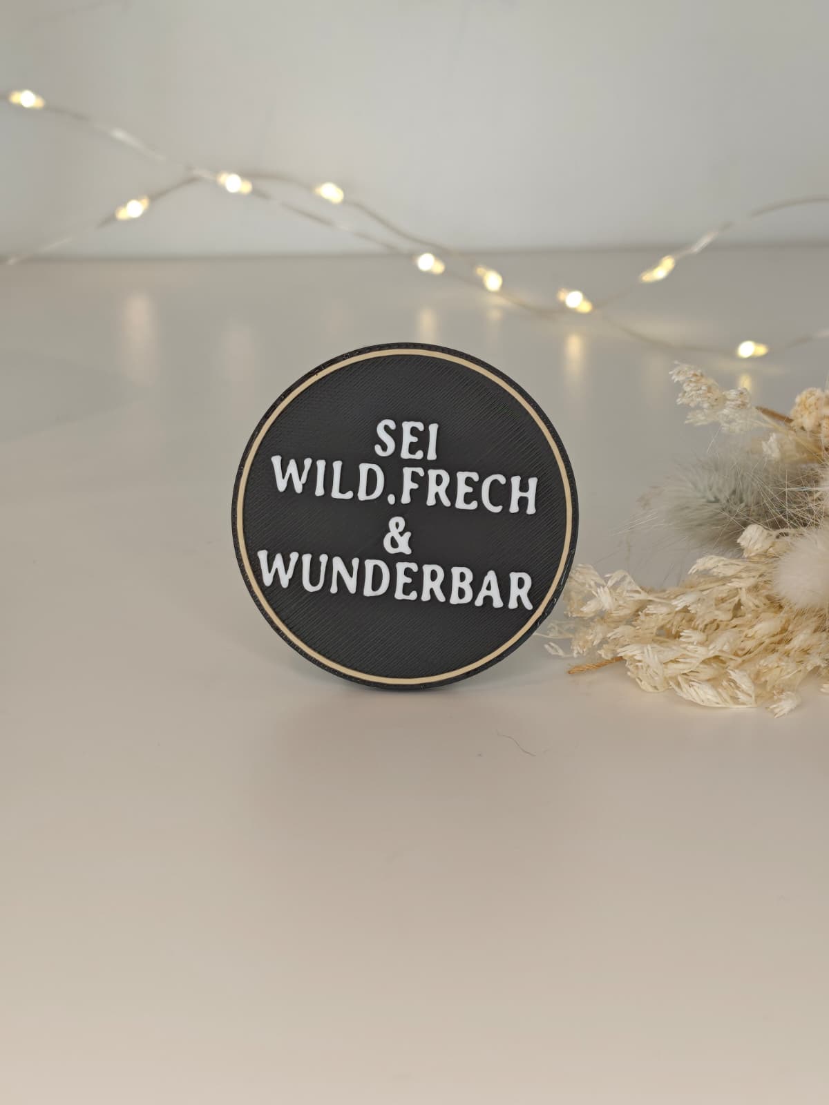 Leo Magnet auf Dekoplatte – stilvoller Magnet mit Statement