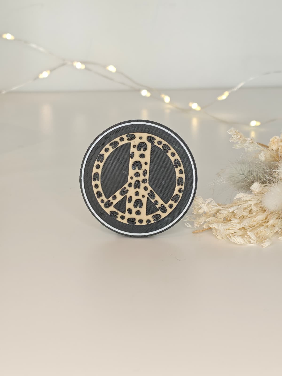 Leo Magnet auf Dekoplatte – stilvoller Magnet mit Statement