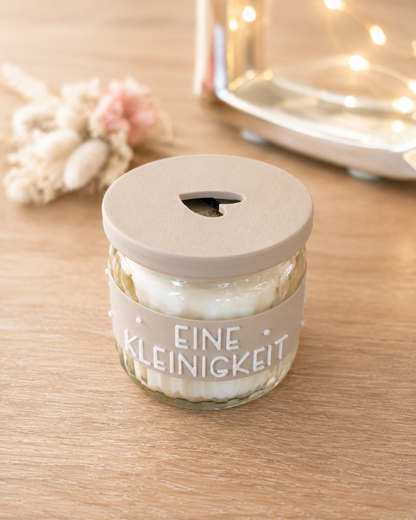 Kleine Duftkerze mit Herzdeckel & Banderole – Vanille