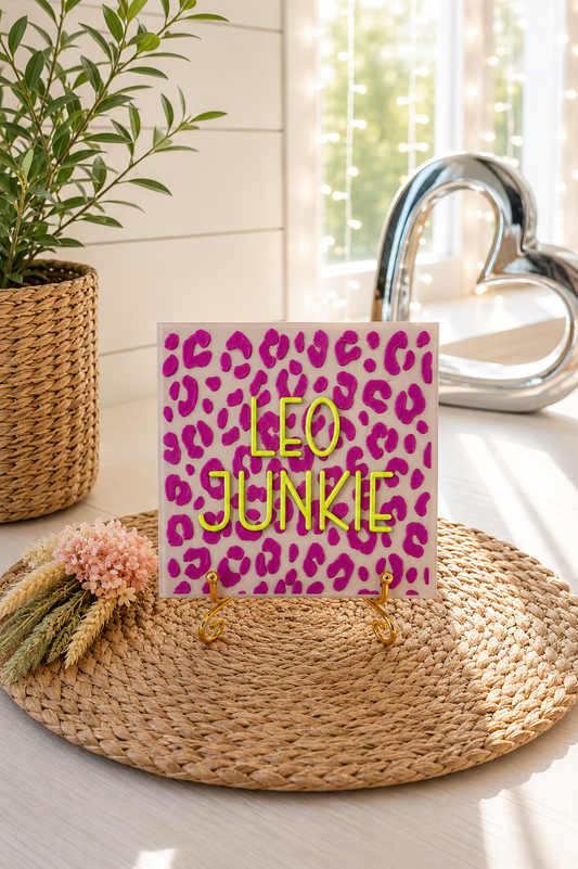 Sprüchekachel „Leo Junkie“ von CozyLabs Design