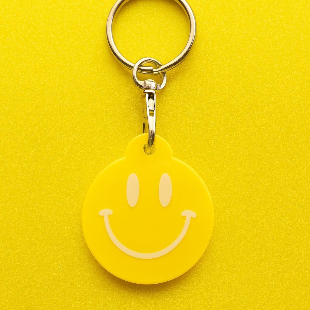 Niedlicher Smiley-Schlüsselanhänger mit NFC-Funktion von CozyLabs Design