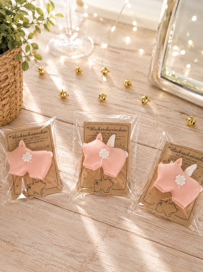 Süßes Glücksschwein Mathilde als Magnet von CozyLabs Design