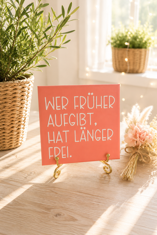 Sprüchekachel „Wer früher aufgibt, hat länger frei“ von CozyLabs Design