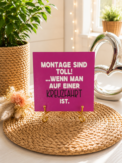 Sprüchekachel „Montage sind toll, wenn man auf einer Kreuzfahrt ist“ von CozyLabs Design