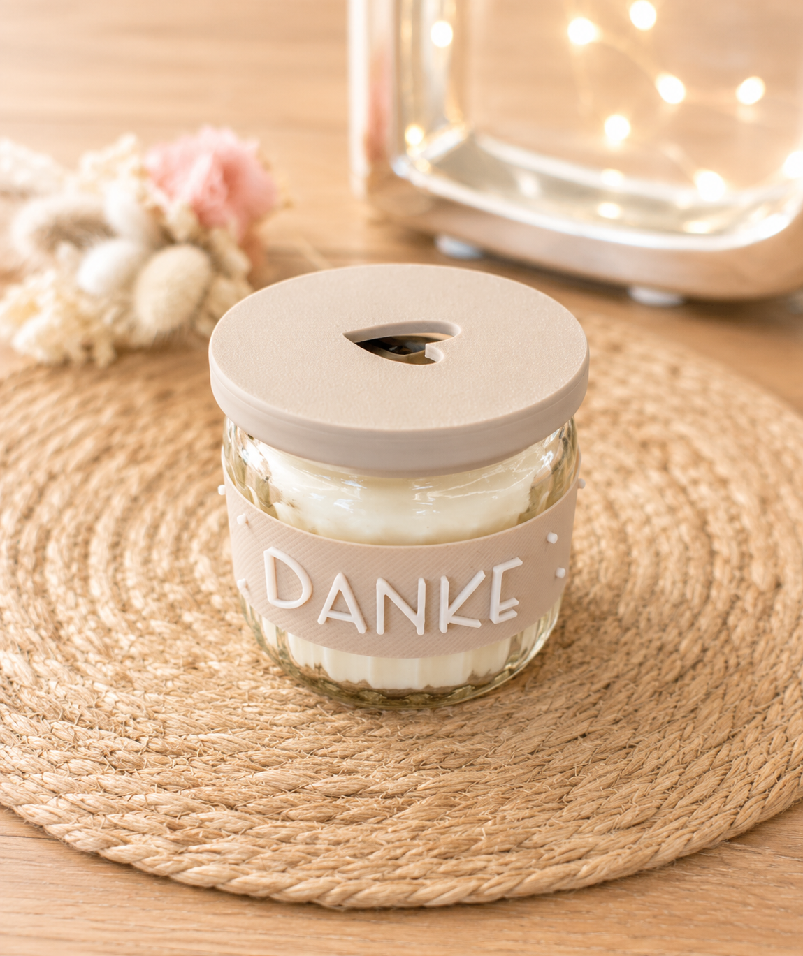 Kleine Duftkerze mit Herzdeckel & Banderole – Vanille