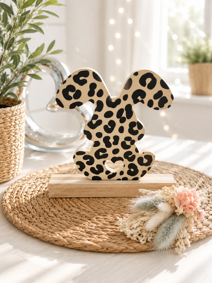 Leo Hase als moderne Frühlingsdeko auf Holzsockel von CozyLabs Design
