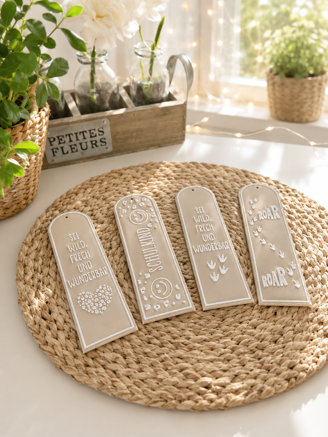 Lesezeichen zur Einschulung mit Loch für Band & Perlen von CozyLabs Design