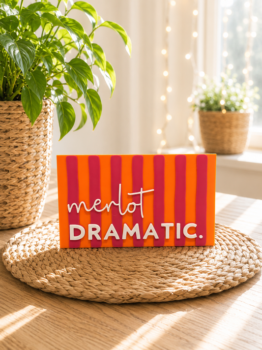 Freche Streifen (breite Version) – kleiner Deko-Aufsteller mit Spruch "Merlot Dramatic"