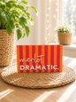 Freche Streifen (breite Version) – kleiner Deko-Aufsteller mit Spruch "Merlot Dramatic"