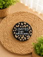 Leo Magnet im Leoparden-Design mit Statement-Schriftzug von CozyLabs Design