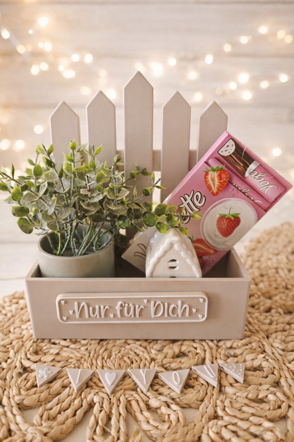 Garten mit Zaun – Geschenkbox mit personalisierbarem Schild