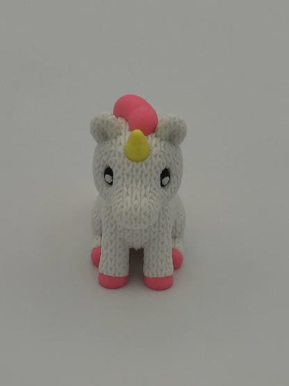 Kleines Einhorn in Strickoptik  zauberhafte Miniaturfigur als Geschenk oder Deko fürs Kinderzimmer