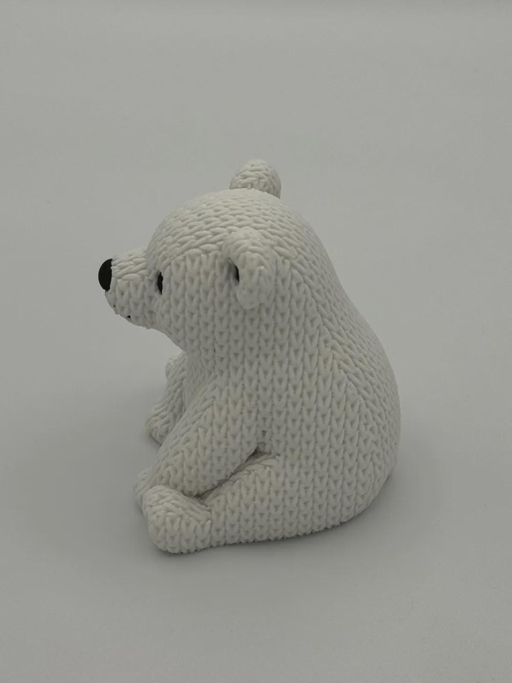 Kleiner niedlicher Eisbär in Strickoptik  als Geschenk, Kinderzimmer-Deko oder Sammlerstück