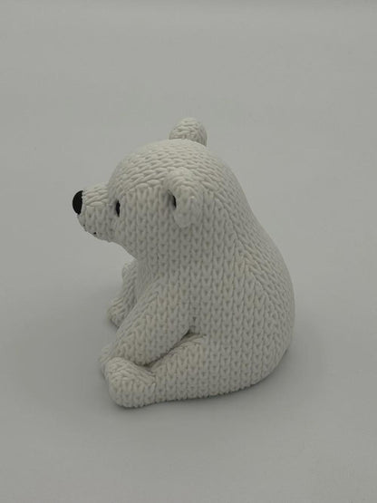 Kleiner niedlicher Eisbär in Strickoptik  als Geschenk, Kinderzimmer-Deko oder Sammlerstück
