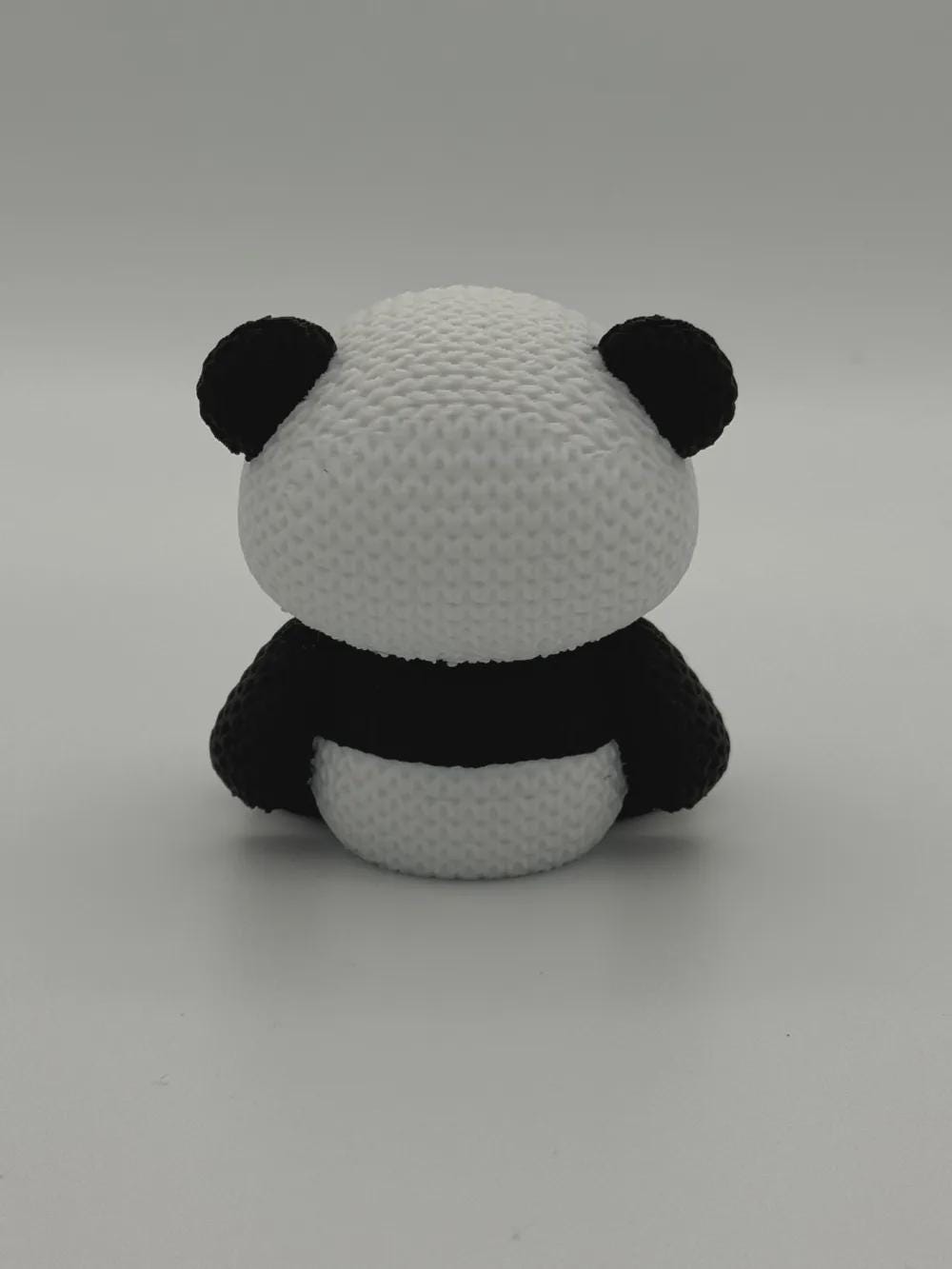 Kleiner niedlicher Panda in Strickoptik  als Geschenk, Kinderzimmer-Deko oder Sammlerfigur