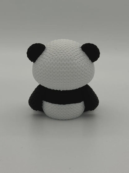Kleiner niedlicher Panda in Strickoptik  als Geschenk, Kinderzimmer-Deko oder Sammlerfigur