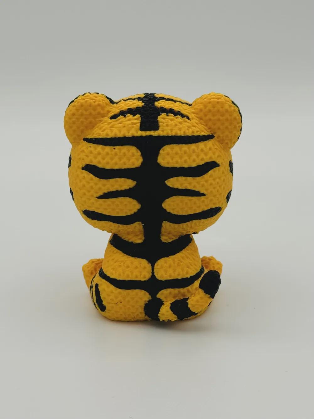 Kleiner Tiger in Strickoptik  starke Miniaturfigur als Deko, Geschenk oder Sammlerstück