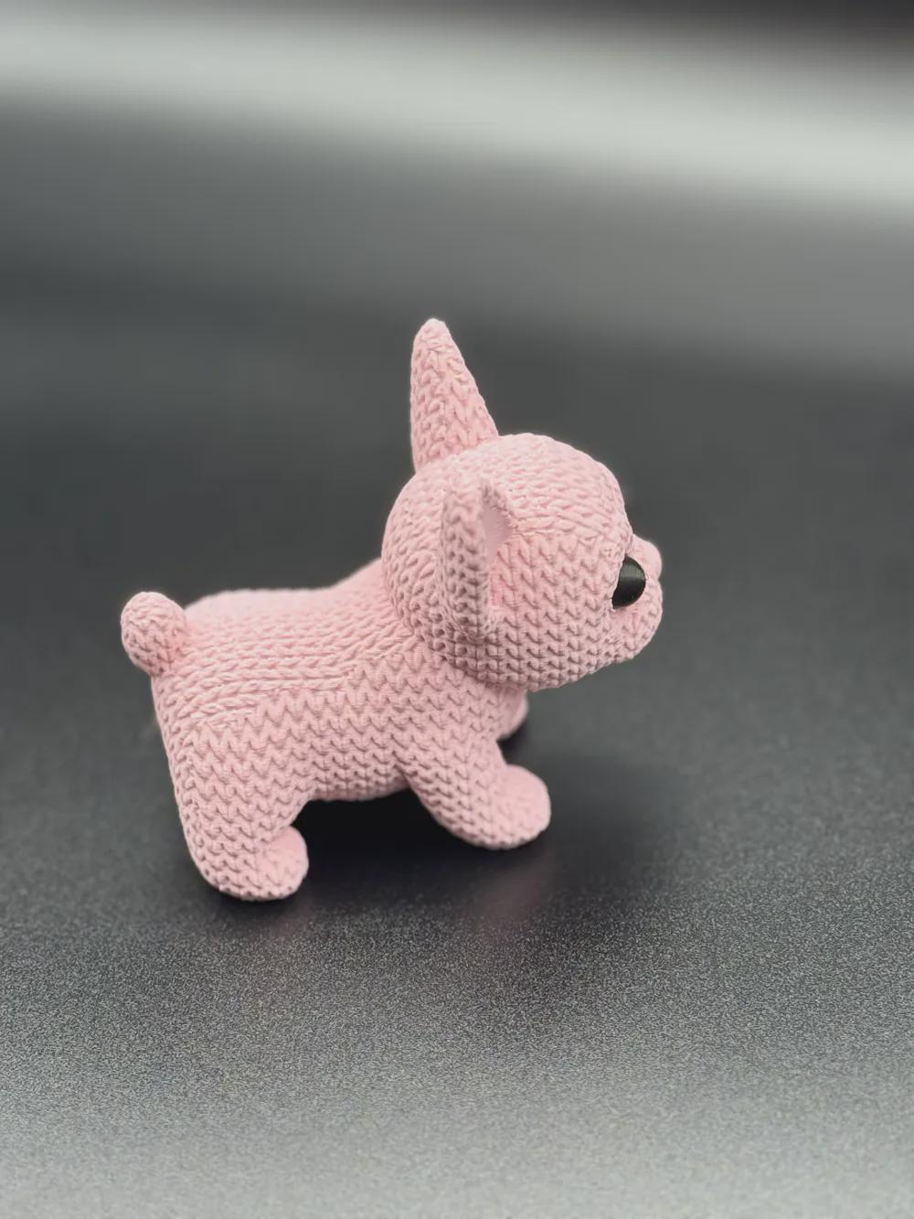 Kleiner Frenchie-Welpe in Strickoptik  süße Miniaturfigur als Deko oder Geschenk für Hundefans