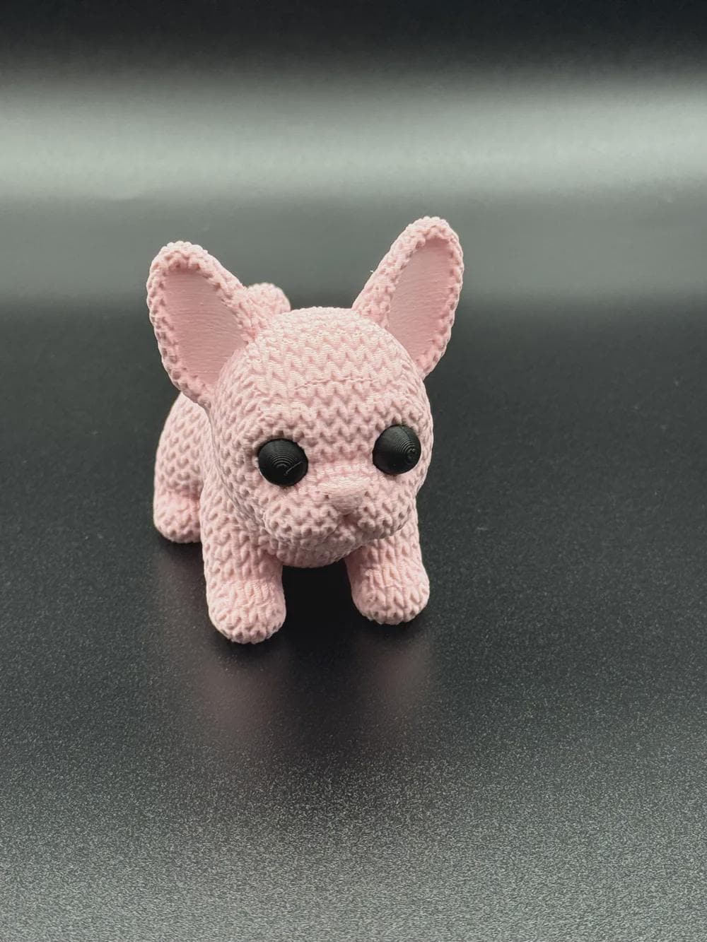 Kleiner Frenchie-Welpe in Strickoptik  süße Miniaturfigur als Deko oder Geschenk für Hundefans