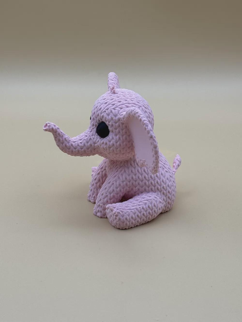 Kleiner Elefant in Strickoptik  liebevolle Miniaturfigur als Geschenk oder Kinderzimmer-Deko