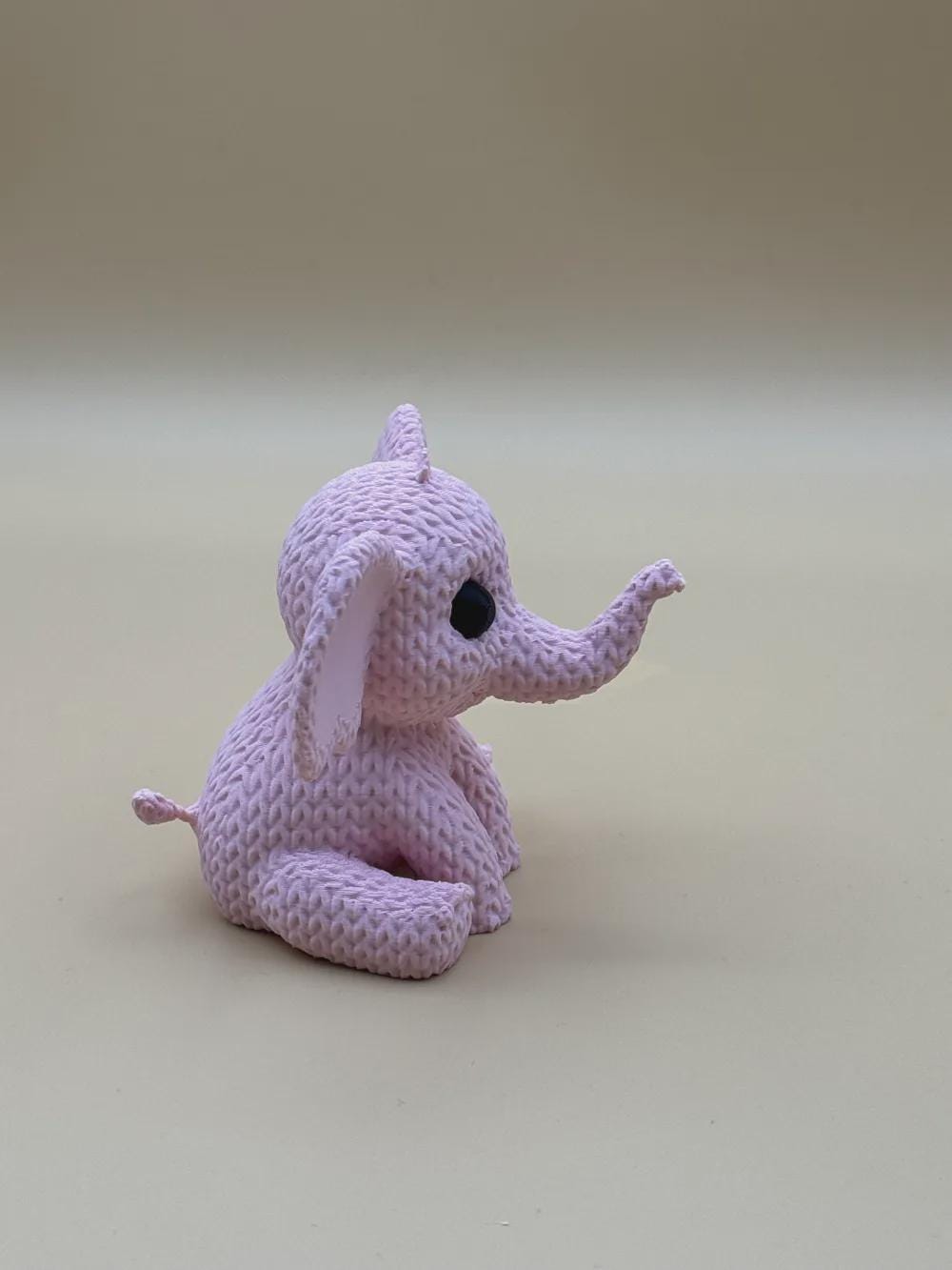 Kleiner Elefant in Strickoptik  liebevolle Miniaturfigur als Geschenk oder Kinderzimmer-Deko