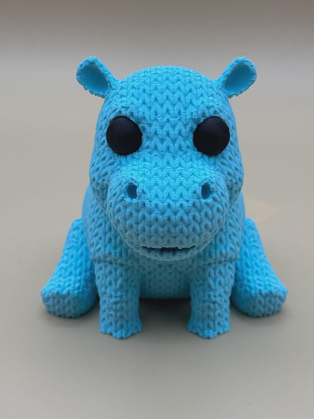 Kleines Flusspferd in Strickoptik  niedliche Miniaturfigur als Deko, Geschenk oder Sammlerstück