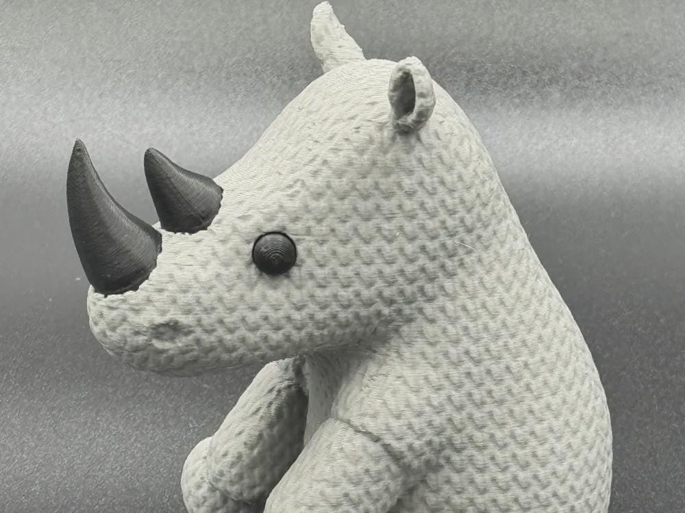 Kleines Nashorn in Strickoptik  starke Miniaturfigur als Deko, Geschenk oder Sammlerstück