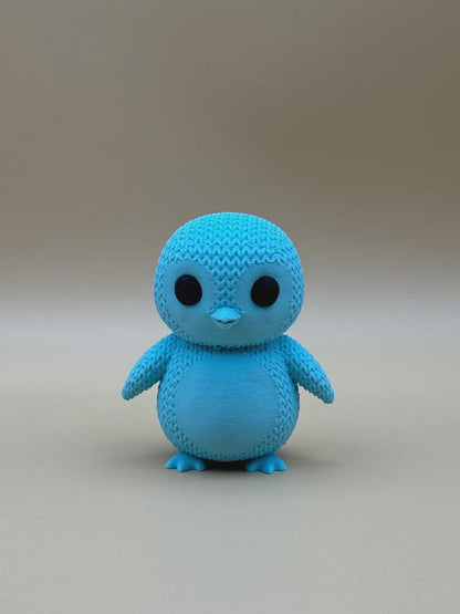 Kleiner Pinguin in Strickoptik  winterliche Miniaturfigur als Geschenk, Deko oder Sammlerfigur