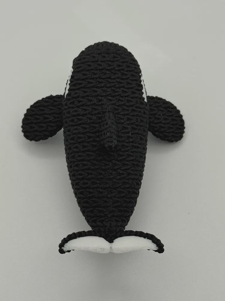 Kleiner Schwertwal in Strickoptik  elegante Miniaturfigur als Deko, Geschenk oder Sammlerstück