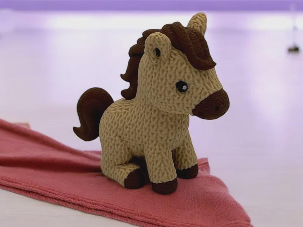 Kleines Pferd in Strickoptik  niedliche Miniaturfigur als Deko, Geschenk oder für Pferdefans