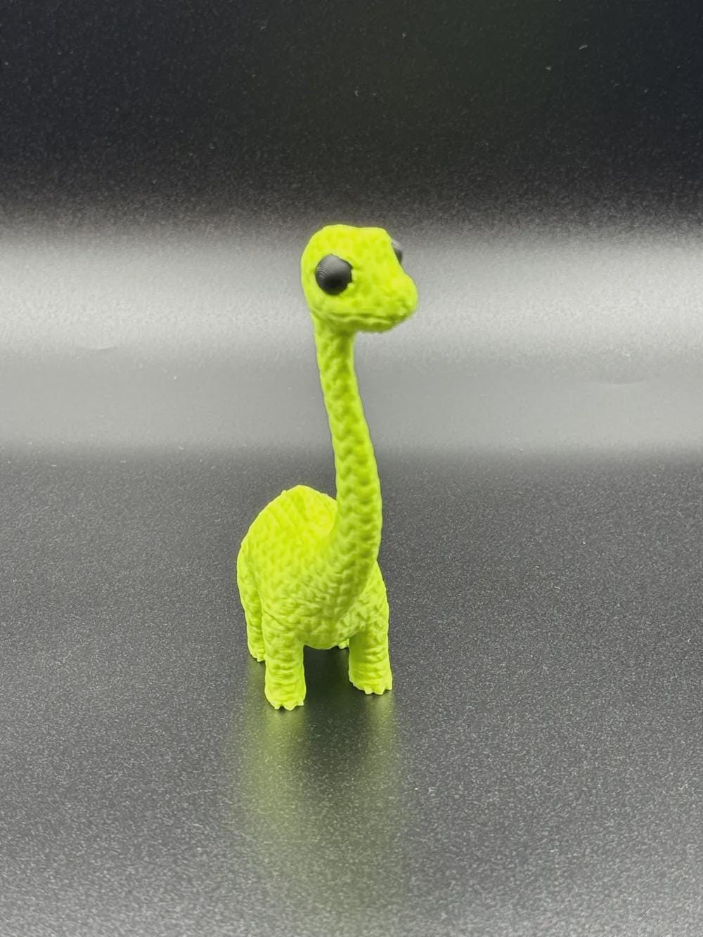 Langer Hals, große Augen  niedlicher Dino in Strickoptik mit Wunschfarbe oder Überraschung