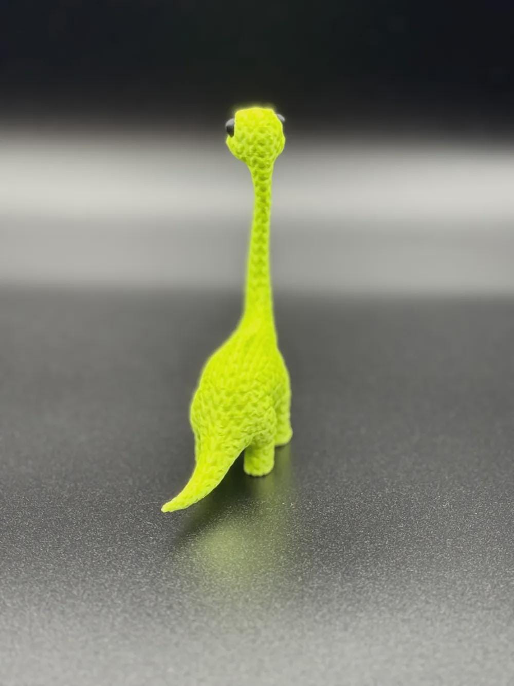 Langer Hals, große Augen  niedlicher Dino in Strickoptik mit Wunschfarbe oder Überraschung