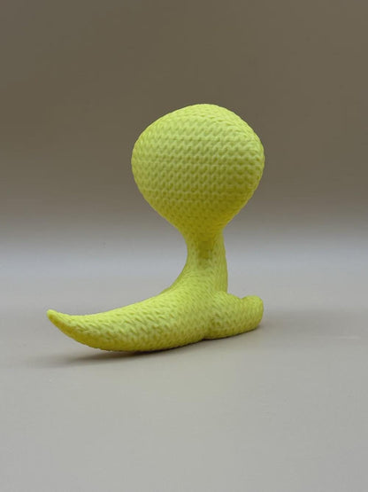 Niedliche Kobraschlange mit Füßchen in Strickoptik