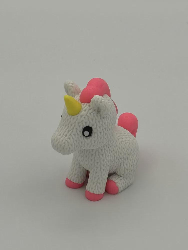 Kleines Einhorn in Strickoptik  zauberhafte Miniaturfigur als Geschenk oder Deko fürs Kinderzimmer