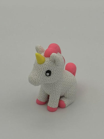 Kleines Einhorn in Strickoptik  zauberhafte Miniaturfigur als Geschenk oder Deko fürs Kinderzimmer