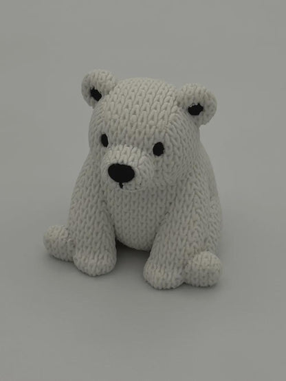 Kleiner niedlicher Eisbär in Strickoptik  als Geschenk, Kinderzimmer-Deko oder Sammlerstück