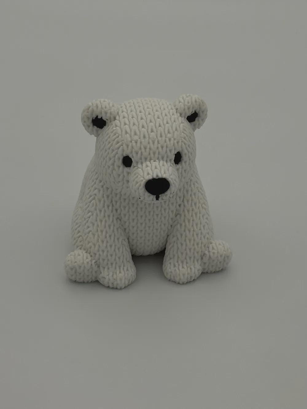Kleiner niedlicher Eisbär in Strickoptik  als Geschenk, Kinderzimmer-Deko oder Sammlerstück