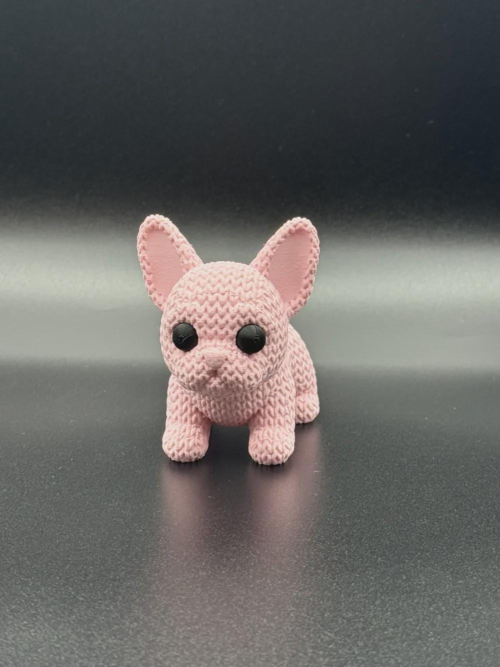 Kleiner Frenchie-Welpe in Strickoptik  süße Miniaturfigur als Deko oder Geschenk für Hundefans