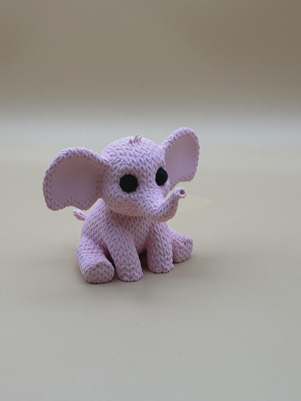 Kleiner Elefant in Strickoptik  liebevolle Miniaturfigur als Geschenk oder Kinderzimmer-Deko