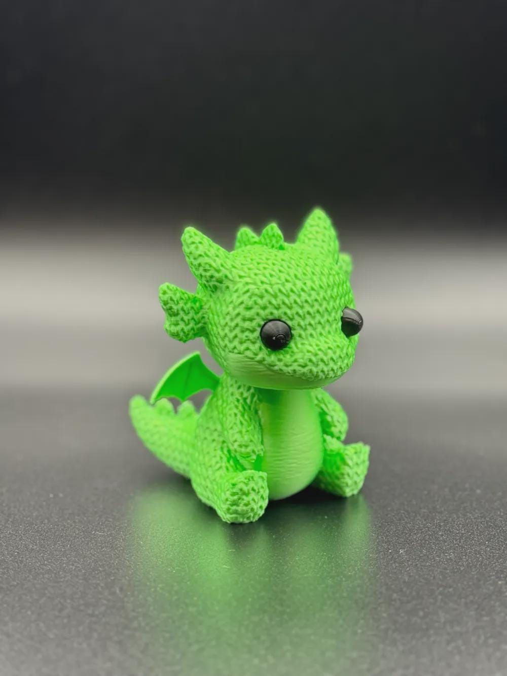 Kleiner Drache in Strickoptik  verspielte Miniaturfigur als Geschenk, Deko oder Sammlerobjekt
