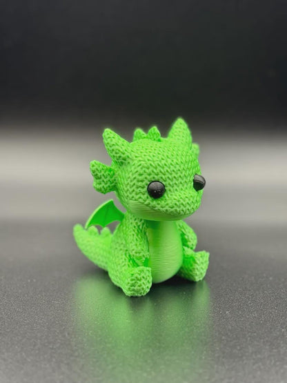 Kleiner Drache in Strickoptik  verspielte Miniaturfigur als Geschenk, Deko oder Sammlerobjekt