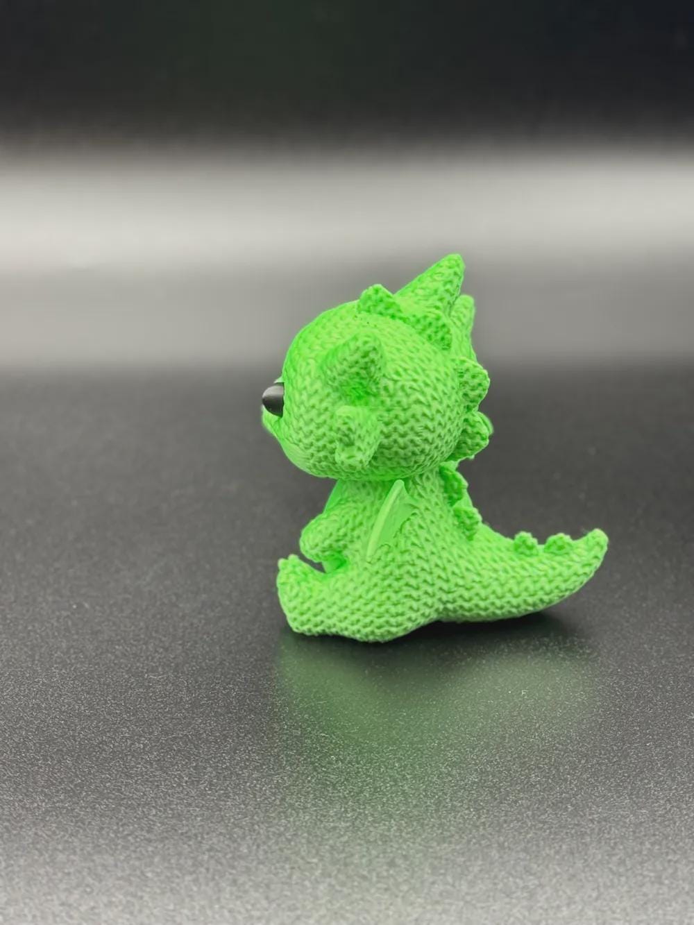 Kleiner Drache in Strickoptik  verspielte Miniaturfigur als Geschenk, Deko oder Sammlerobjekt