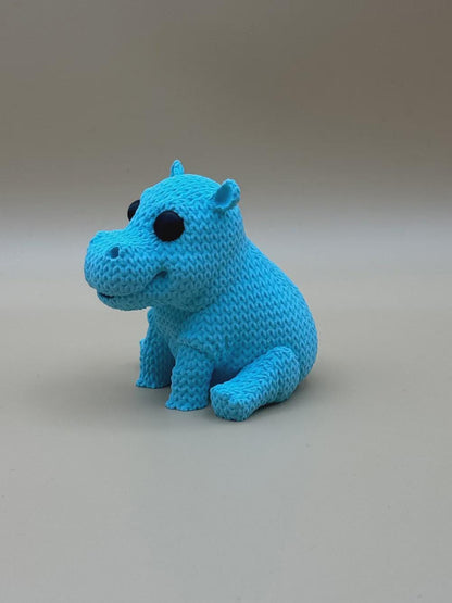 Kleines Flusspferd in Strickoptik  niedliche Miniaturfigur als Deko, Geschenk oder Sammlerstück