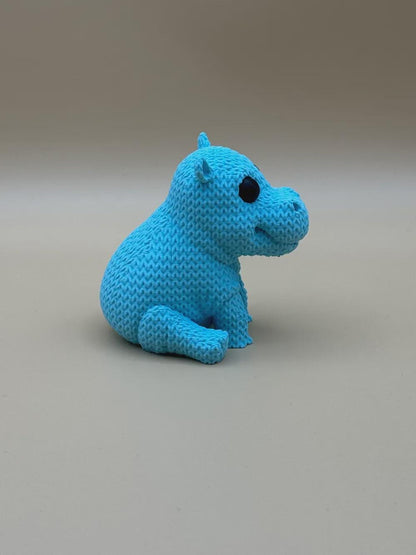 Kleines Flusspferd in Strickoptik  niedliche Miniaturfigur als Deko, Geschenk oder Sammlerstück